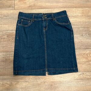 Old Navy denim mini skirt size 12. Pre-owned excellent condition.